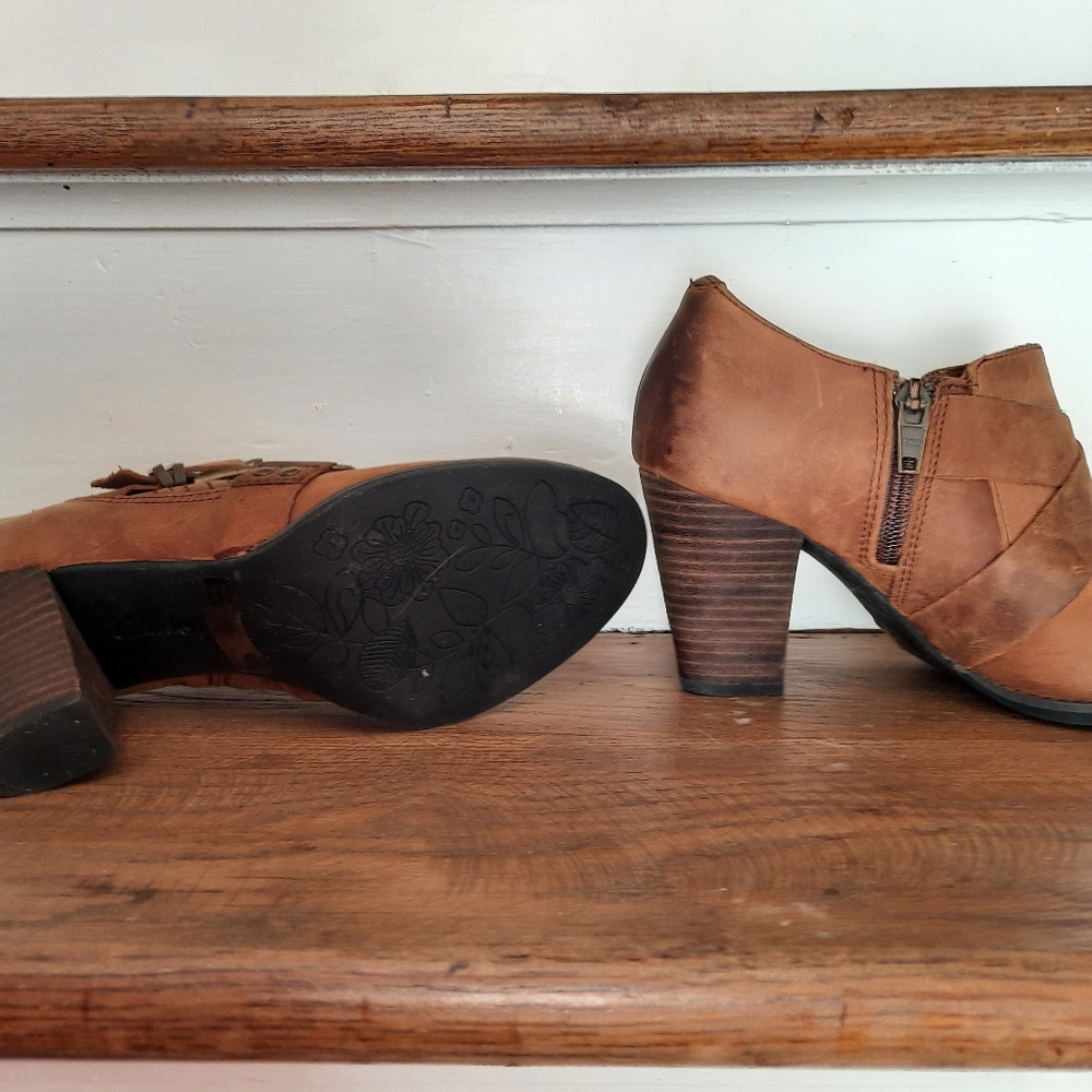 Clarks Booties, Size 6.5M - Picture 2 of 2